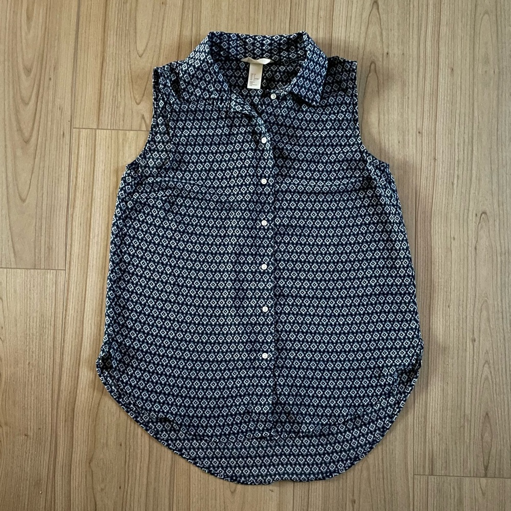 H&M Blue and White Patterned Button Down Sleeveless Blouse - Size 0 or XS